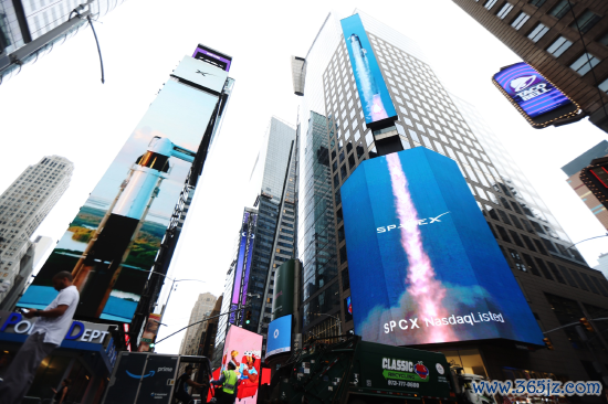 6月12日，期间广场出现了 SpaceX 的记号。